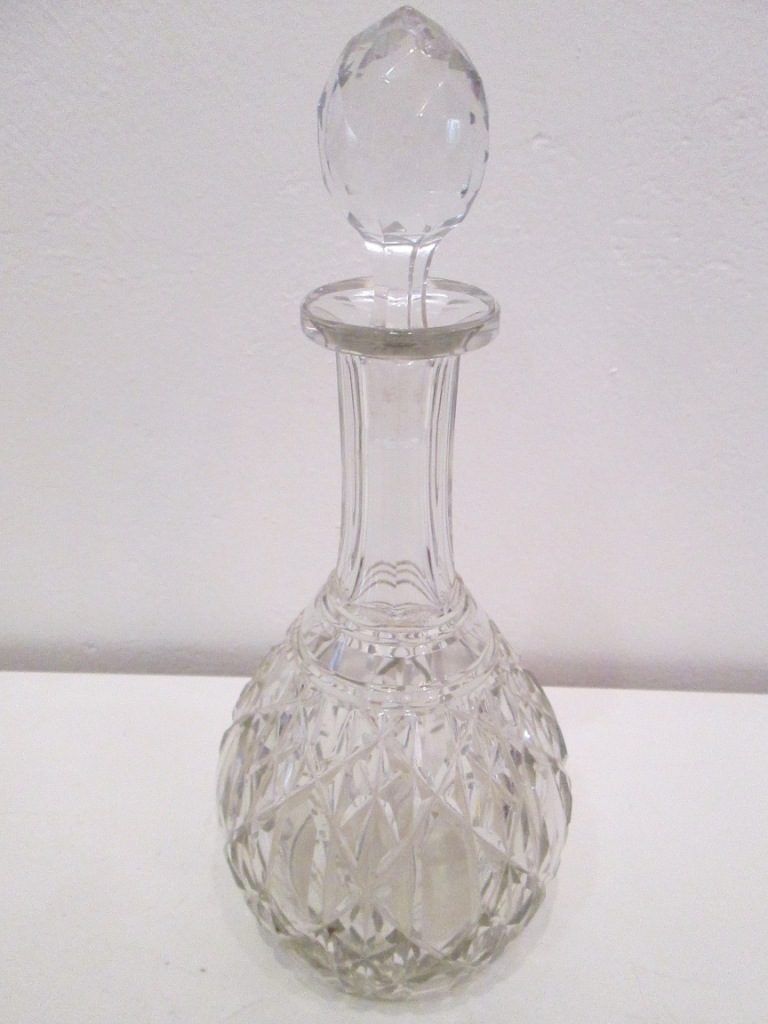 Cut_glass_bottle_538881440b37a